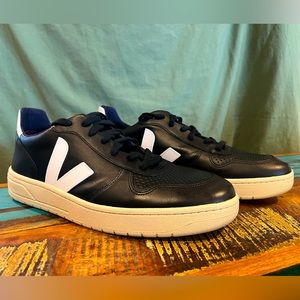Veja V-10 Size 12 Black/White